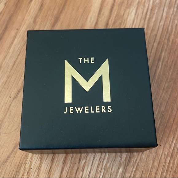 THE M JEWELERS G The Gothic Initial Stud Earrings Uppercase Gold - Picture 3 of 4